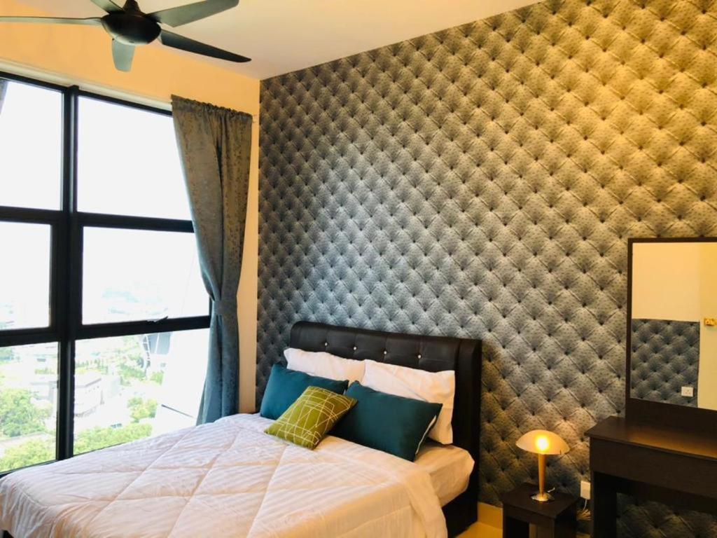 Arte Mont Kiara Aparthotel Kuala Lumpur Buitenkant foto A bedroom with wallpaper